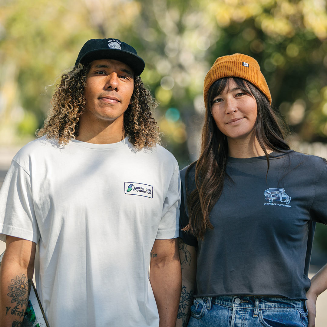 Two fetching models with Surfrider hats and shirts